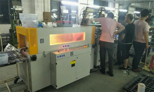 收集盒灯饰塑胶五金制品电线照明灯具用全自动套膜封切收缩机