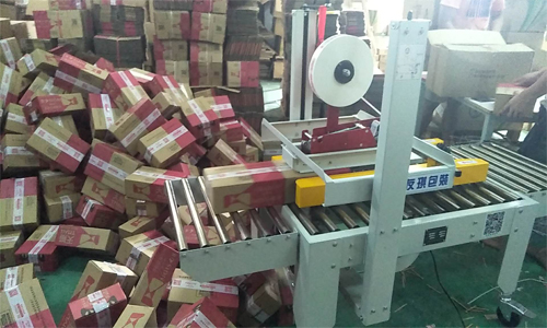 化妆品唇膏纸箱，电商纸箱包装:自动封箱机