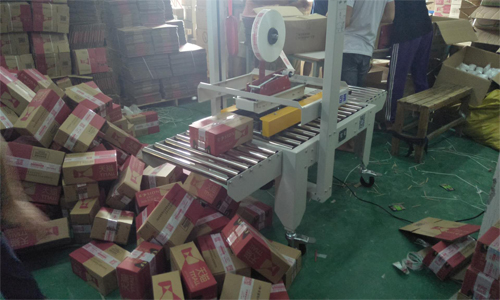 化妆品唇膏纸箱，电商纸箱包装:自动封箱机